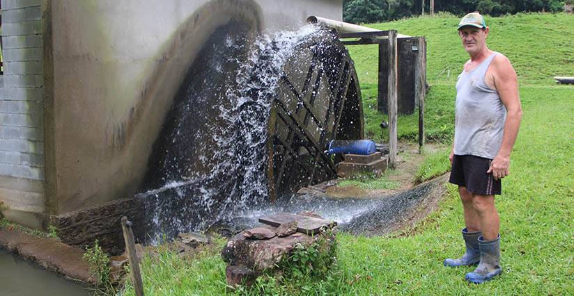 Morador do Rio Molha mantém roda d’água para produzir energia elétrica