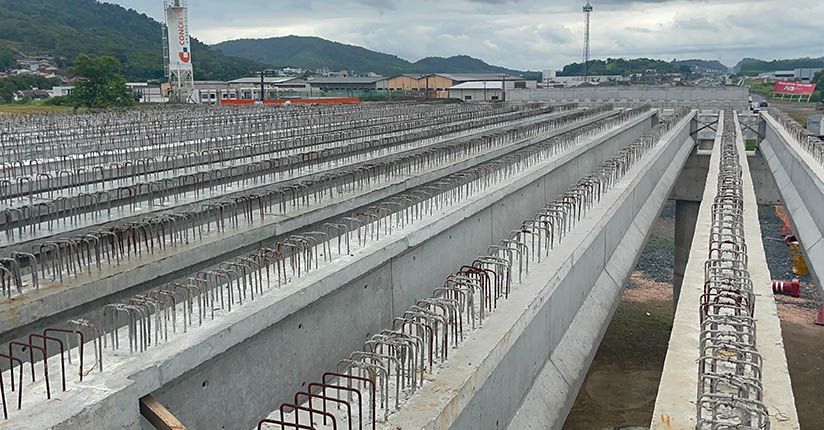 Novo viaduto em Guaramirim recebe as vigas de estrutura