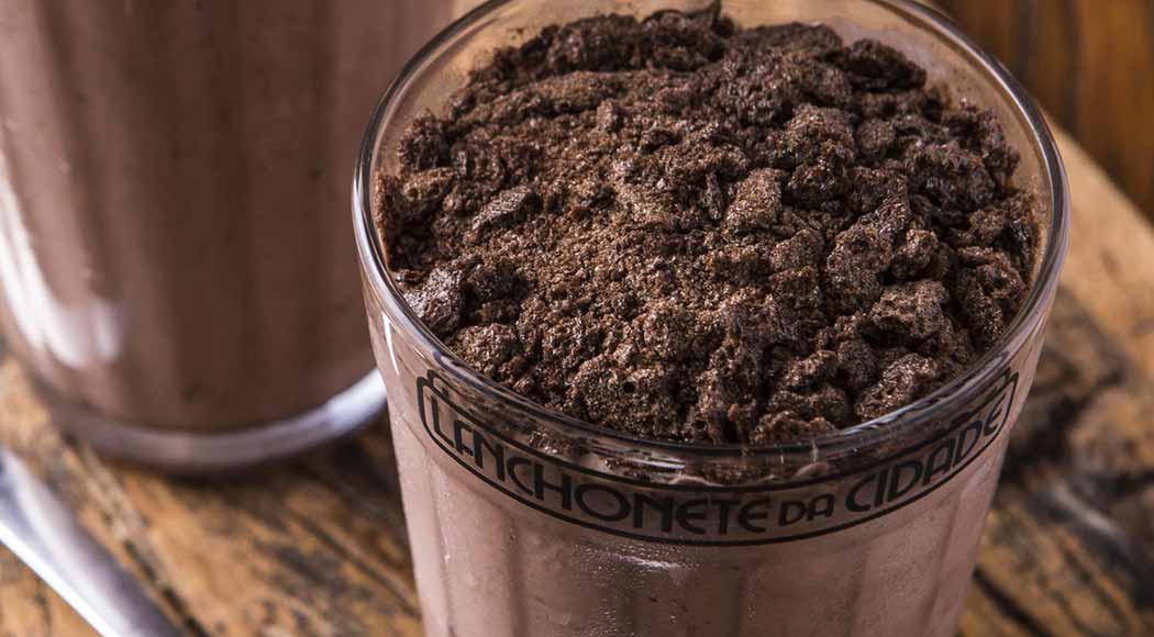 Se você quer fazer milkshake de chocolate caseiro, o Receitas tem uma sugestão simples e deliciosa, com apenas 4 ingredientes.