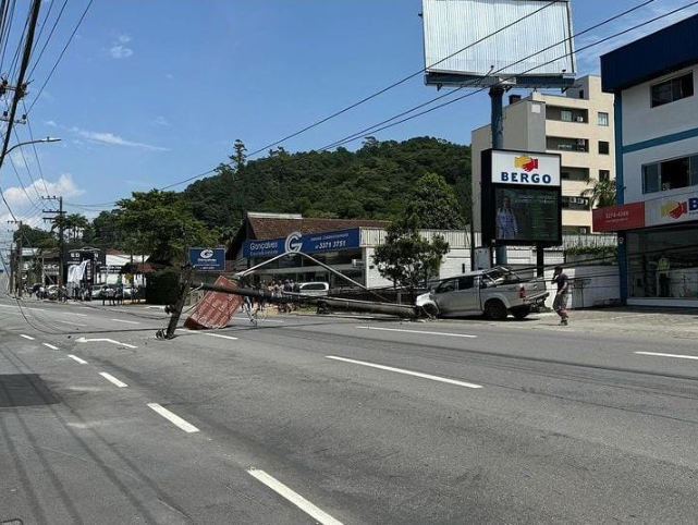Trânsito interditado na Avenida Prefeito Waldemar Grubba