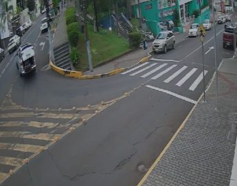 Funerária perde caixão no centro de município catarinense (VÍDEO)