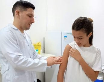 Guaramirense de 10 anos é a primeira pessoa da região vacinada contra a dengue