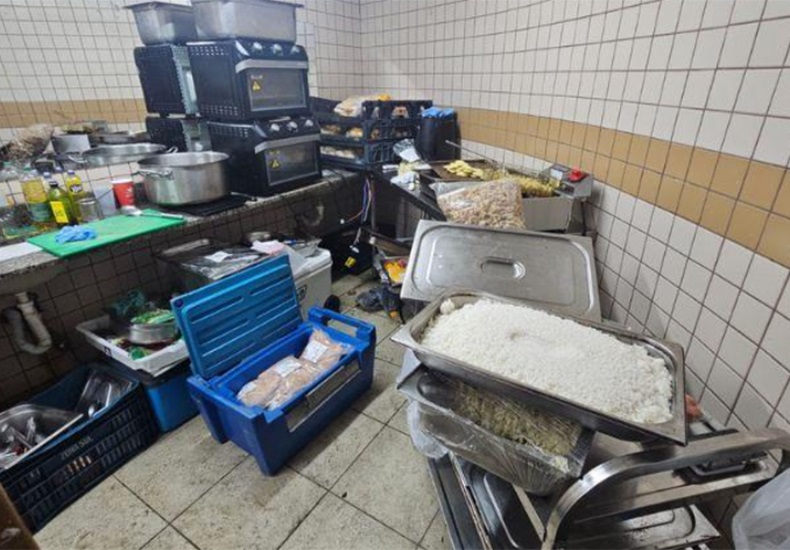 Camarote da Sapucaí é flagrado preparando alimentos no banheiro