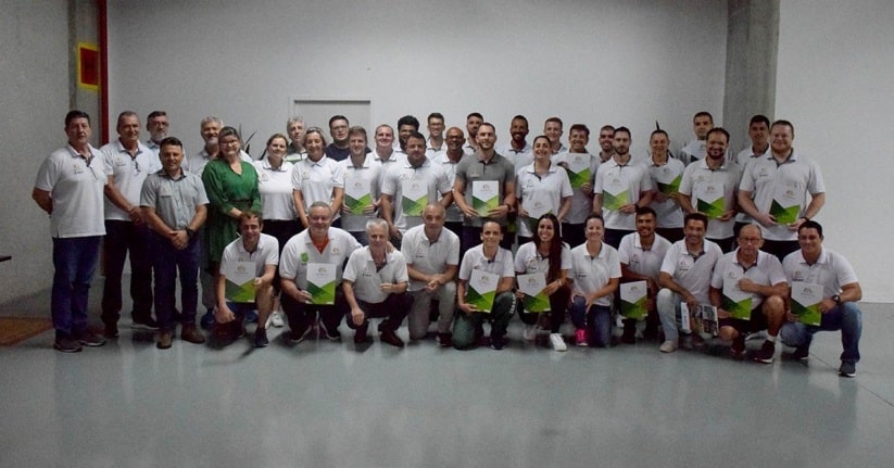 Poliesportivo: Programa Bolsa Técnico é renovado em cerimônia na Arena