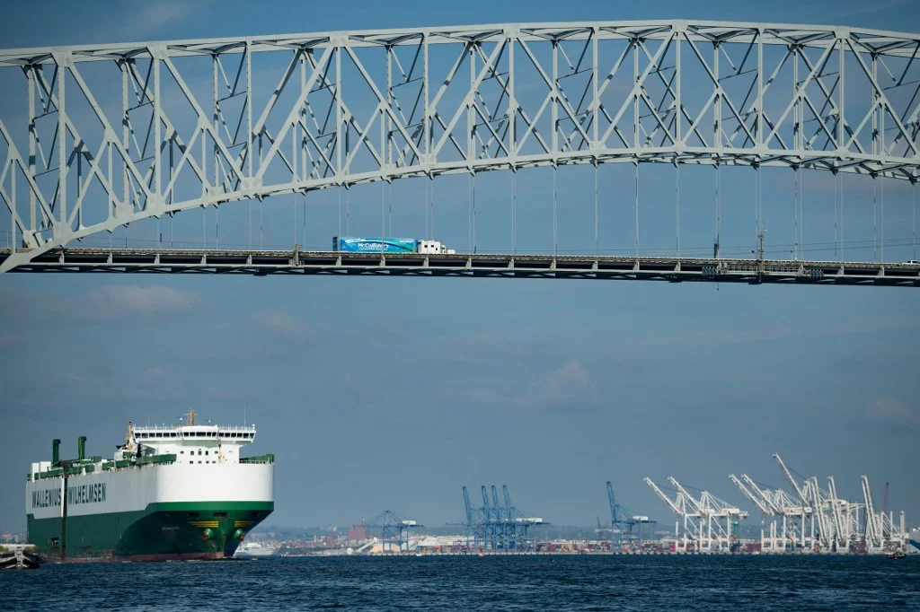 Ponte nos EUA desaba após choque de embarcação; 20 pessoas estão desaparecidas – Vídeo