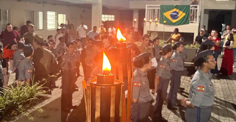 Colégio Policial Militar realiza formatura do fogo com alunos