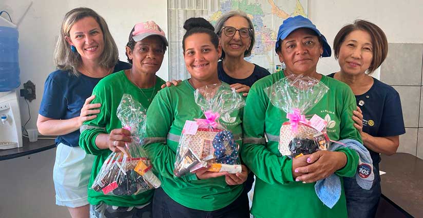 Mulheres da limpeza de ruas recebem homenagem do Rotary