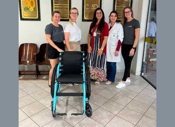 Rotary intermedia doação  de sete cadeiras de rodas