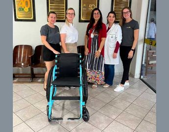 Rotary intermedia doação  de sete cadeiras de rodas