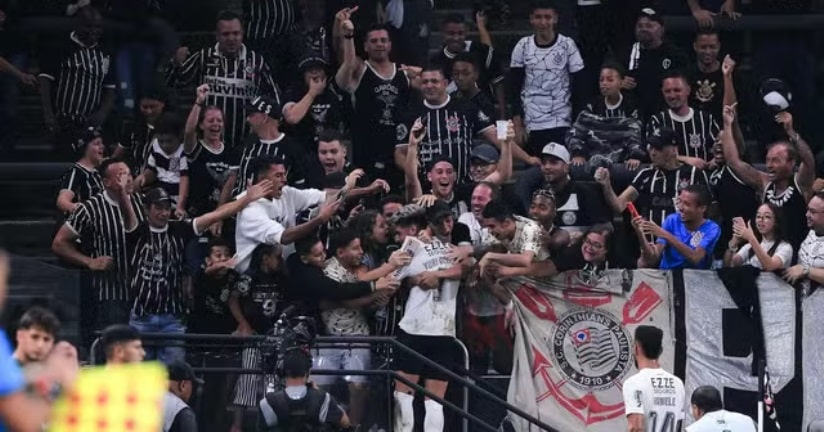 Futebol: Corinthians goleia e assume a ponta na Sul-Americana