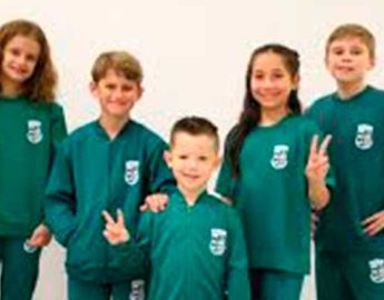 Educação inicia a entrega de kits de uniformes escolares