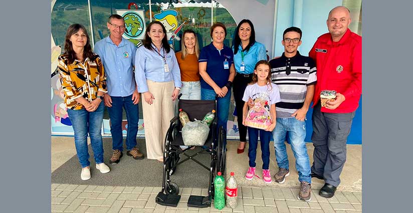 Escola arrecada lacres e entrega cadeira de rodas ao hospital