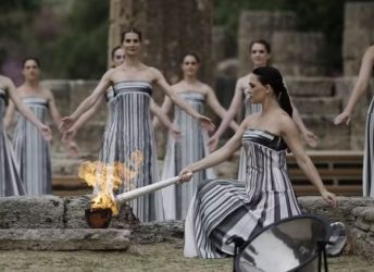 Olimpíadas: Chama de Paris é acesa na Grécia e abre revezamento da tocha