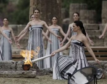 Olimpíadas: Chama de Paris é acesa na Grécia e abre revezamento da tocha