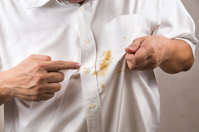 Dicas domésticas: como utilizar sal de cozinha para tirar manchas de roupas