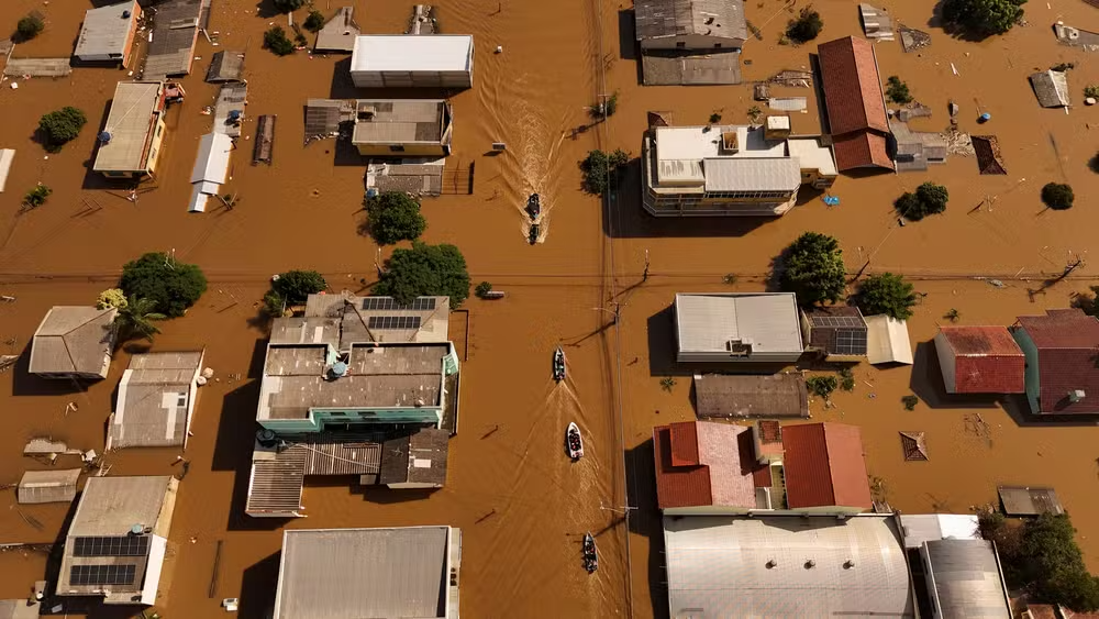 Enchentes invadem o Rio Grande do Sul e deixam milhares de pessoas desabrigadas, pessoas precisam de alimentos, doação de roupas, ração para animais, itens de higiene e limpeza.