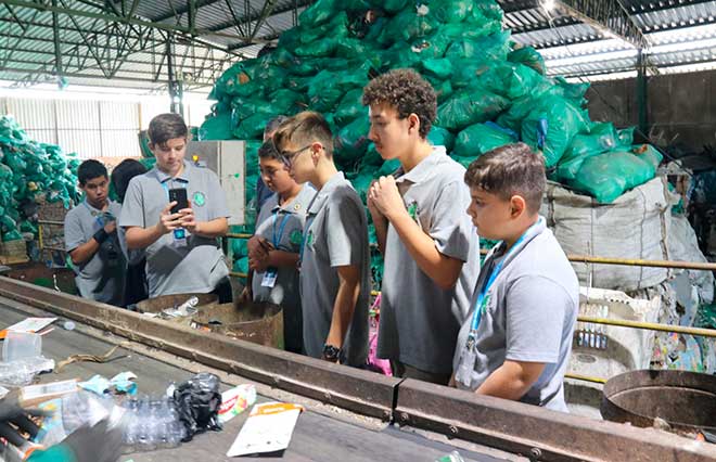 Vereadores mirins conhecem processos de cooperativa de reciclagem