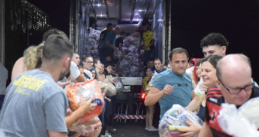 Futsal: Torcida Barra Independente leva 45 toneladas de doações para o RS