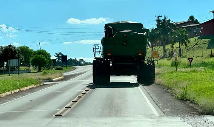 Projeto de lei disciplina o trânsito de máquinas agrícolas em rodovias