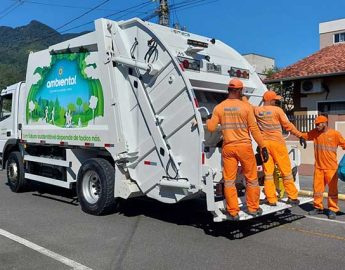 Recicláveis são recolhidos com caminhões compactadores