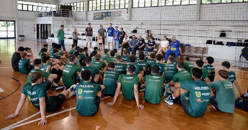 Vôlei: Jovens de Jaraguá do Sul recebem visita de atletas revelados na cidade
