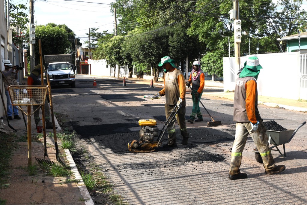 Serviço de tapa-buracos continua nesta quarta-feira (5)