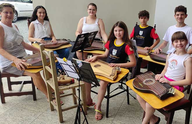 Cítara, violão e dança folclórica em espetáculo do Neue Heimat