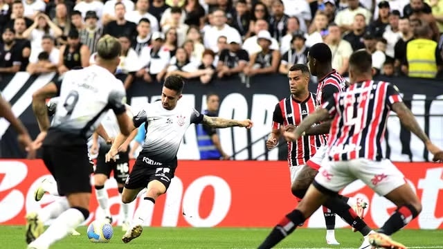 Futebol: Botafogo assume a liderança do Brasileirão