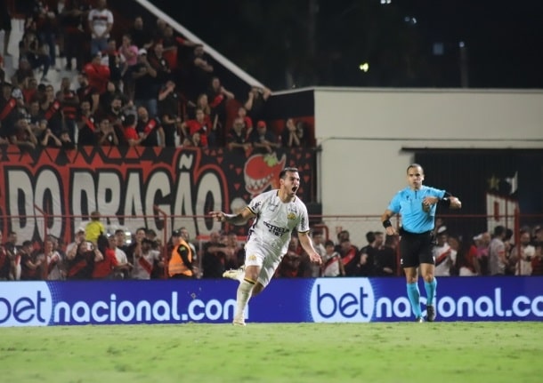 Futebol: Criciúma vira contra o Atlético-GO com golaço de falta no último lance na Série A