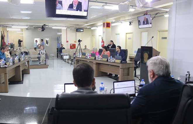 Agentes públicos têm subsídios fixados e congelados por 4 anos. Câmara de Vereadores aprovou