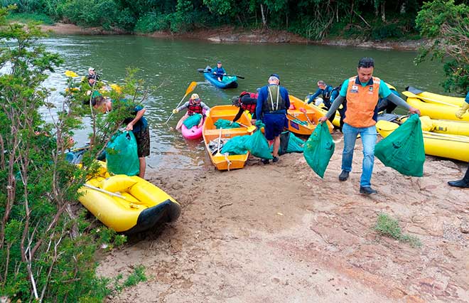 Além de aumentar a vazão da água, a limpeza dos rios contribui com a captação e tratamento da água.