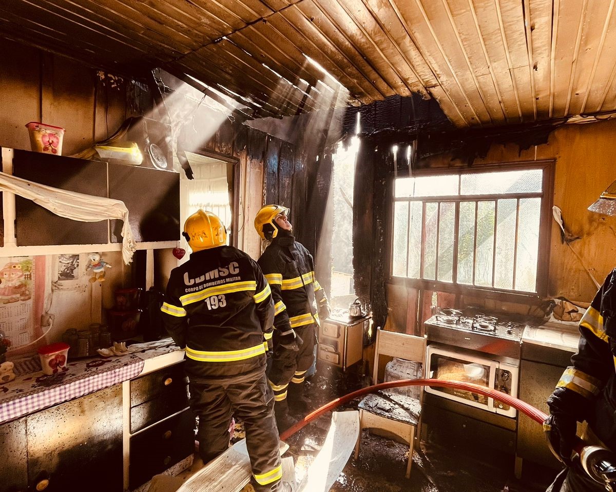 CBMSC alerta para aumento de 150% nos incêndios envolvendo fogões à lenha e aquecedores no inverno