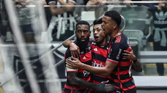 Futebol: Flamengo vence Atlético-MG e garante liderança do Brasileirão
