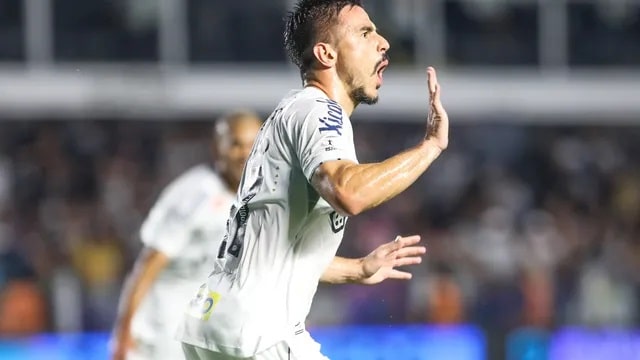 Futebol: Com gol no fim, Santos vence a Chape e volta ao G4