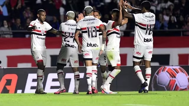 Futebol: São Paulo vence Bragantino e entra no G4 do Brasileirão