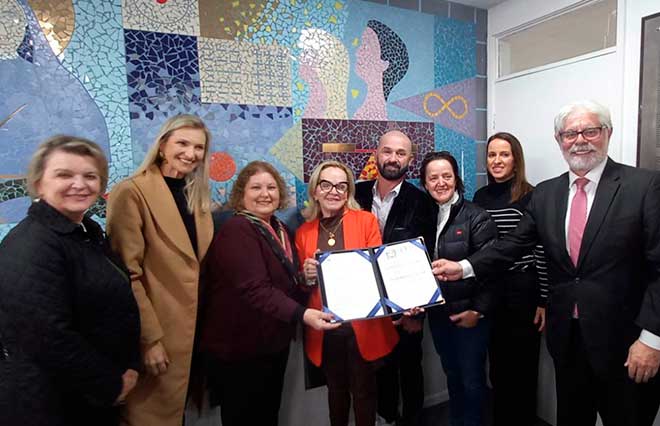 CEE-SC concede Diploma Mérito Educacional ao professor Holando Gonçalves