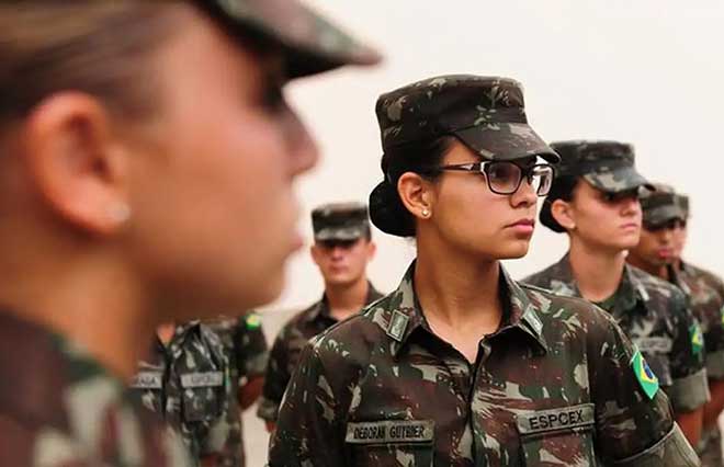 Mulheres poderão se voluntariar ao serviço militar a partir de 2025