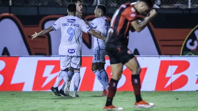 Futebol: Cruzeiro aproveita homem a mais e empata no fim contra o Vitória