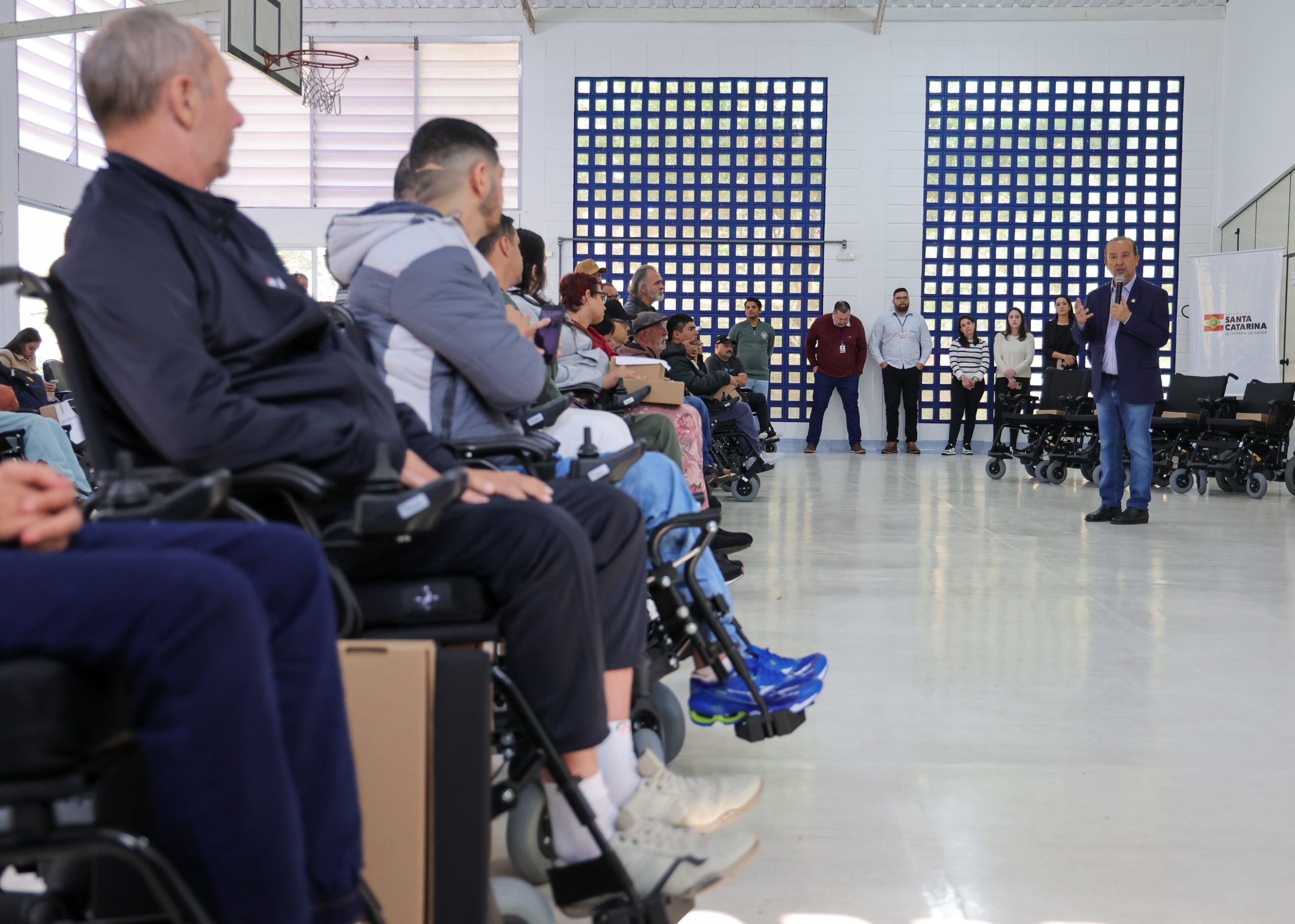 Pacientes do SUS recebem cadeiras de rodas motorizadas