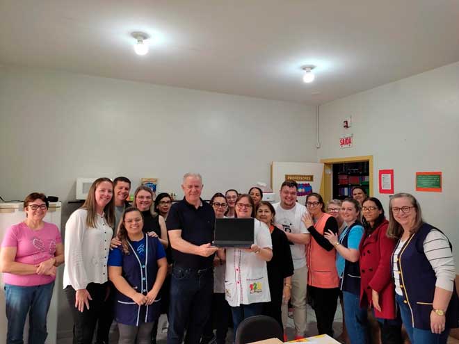 Professores da Rede Municipal recebem notebooks de última geração