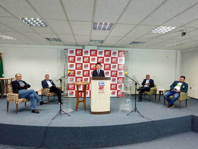 Candidatos de Schroeder participaram de debate ao vivo no sábado