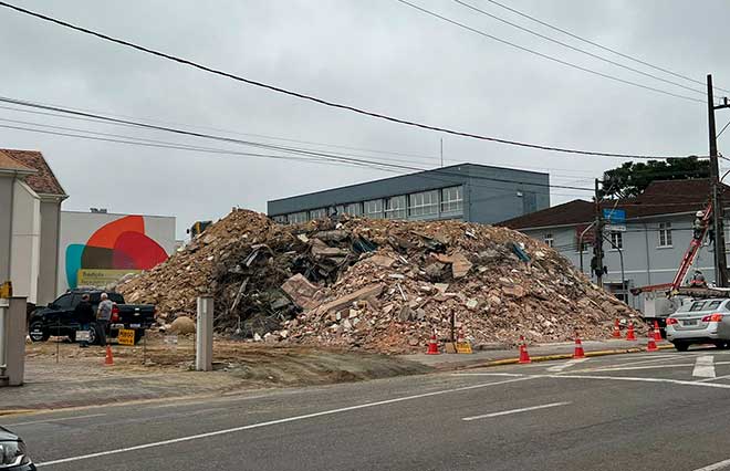 Demolição de prédio vira atração no final de semana no centro de Jaraguá