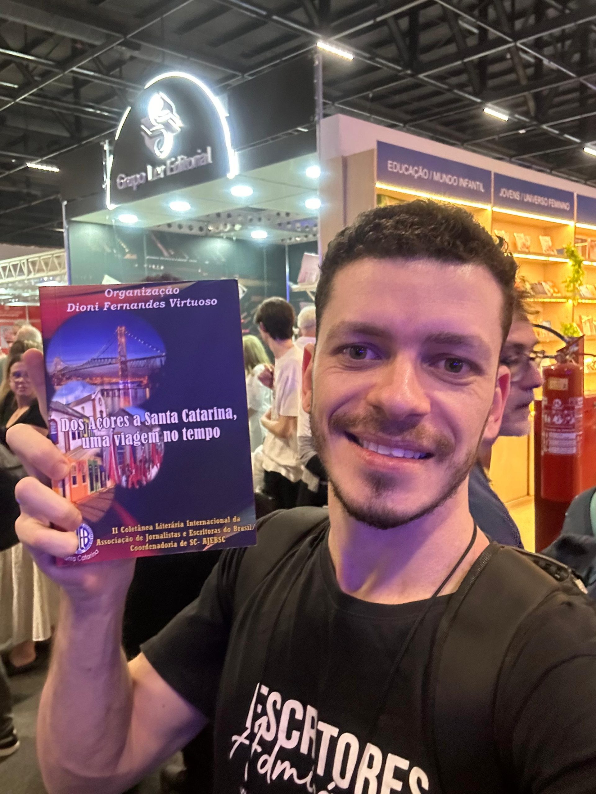 Livro: Coletânea homenageia açorianos na Bienal de São Paulo