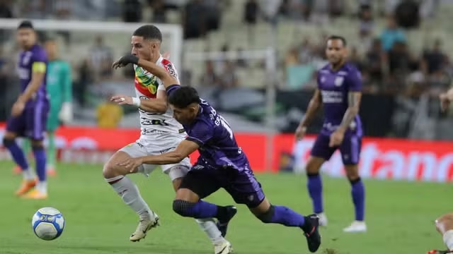 Futebol: Ceará faz o dever de casa, bate o Brusque e cola no G4 da Série B