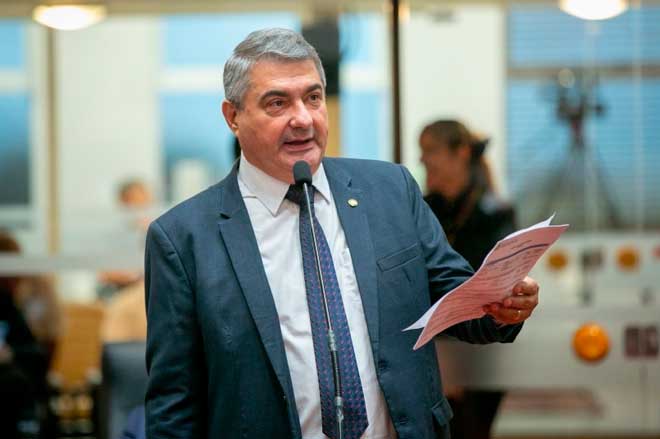 Lunelli critica alto número de partidos políticos: “Dinheiro que devia estar em escolas e hospitais”