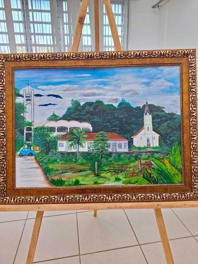 Grupos de mulheres aprendem a pintar e reproduzir as belezas de Schroeder