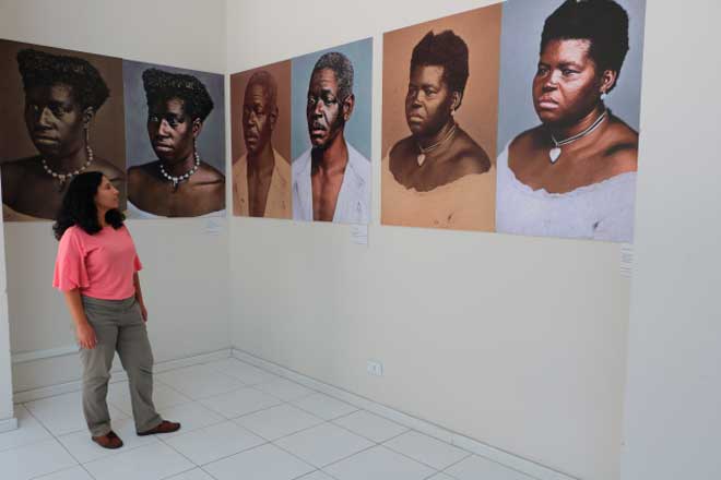 Exposição no Museu Municipal reflete sobre Auschwitz e a escravidão no Brasil