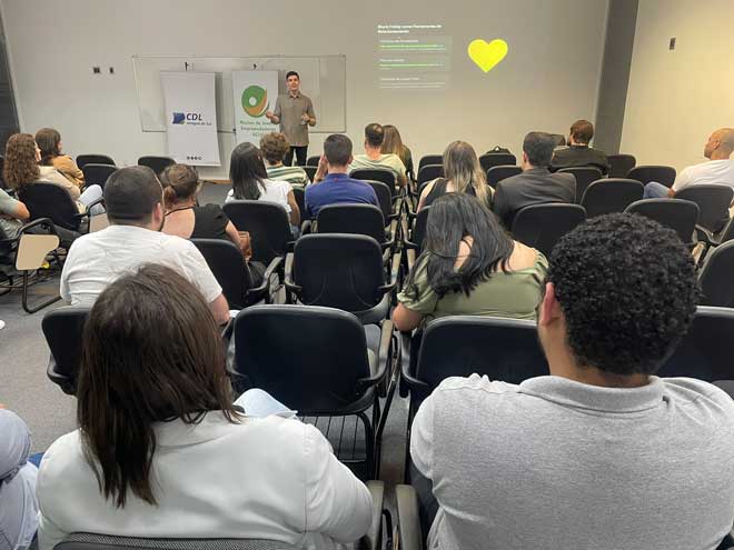 Em palestra, especialista orienta lojistas para se prepararem à Black Friday