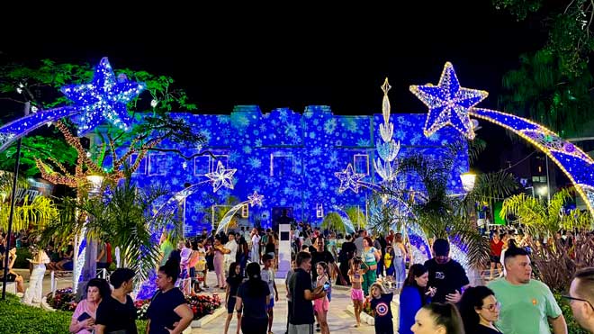 “Estrelas” é o tema da decoração natalina que encanta em Jaraguá