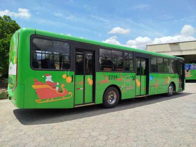 Dois ônibus circulam com estampas natalinas em linhas urbanas
